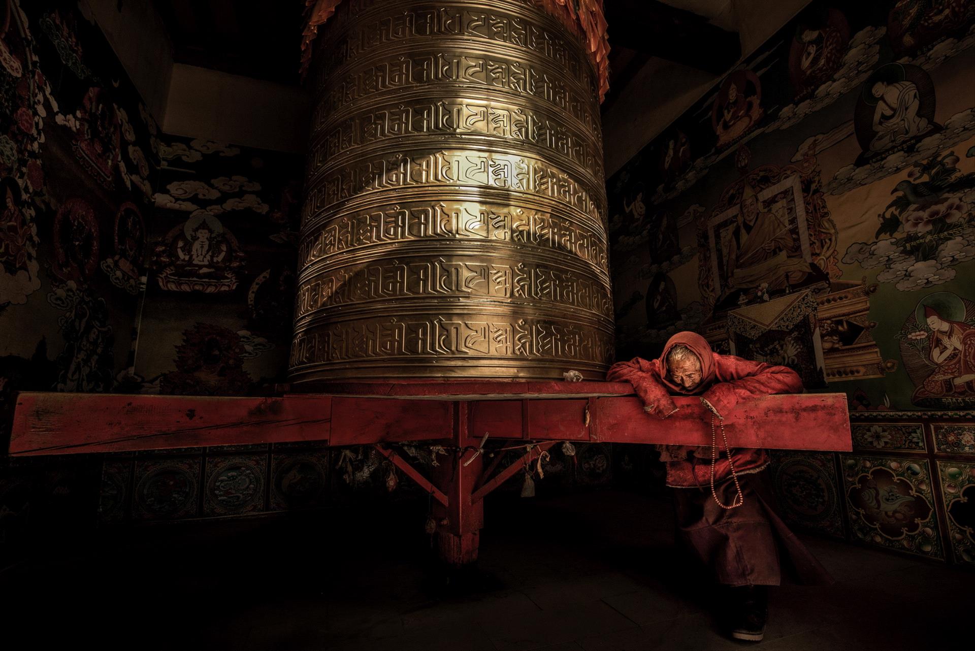 Golden Dragon Photo Award - Wei Wang (China) - By Turning