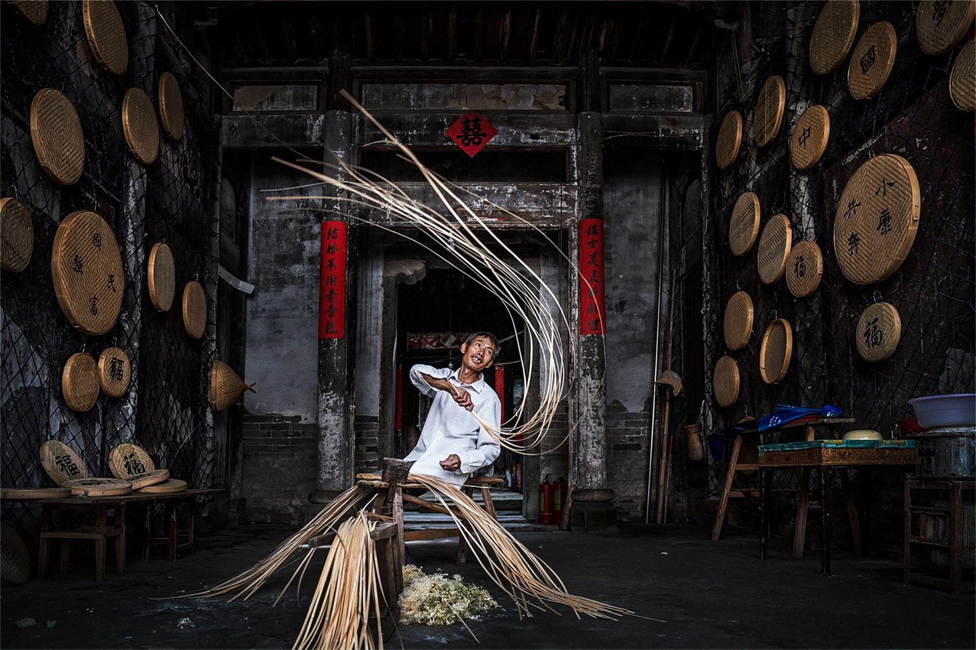 Golden Dragon Photo Award - Yiping Wan (China) - Weave A Well-Off Society<